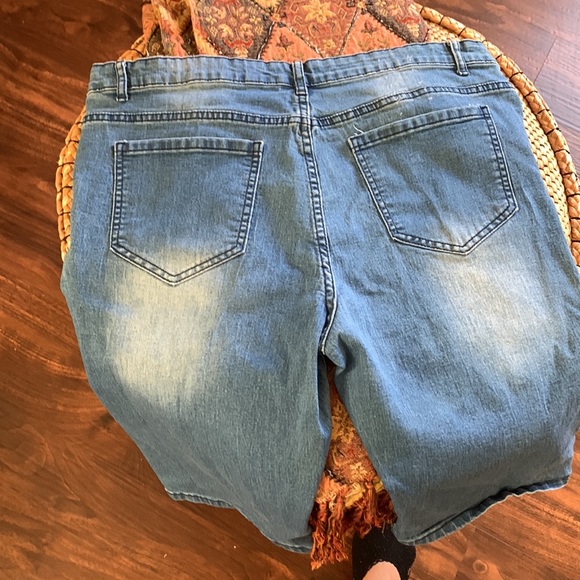 Boho groovy 3xl Bermuda Jean shorts. Super cute. - Picture 3 of 4
